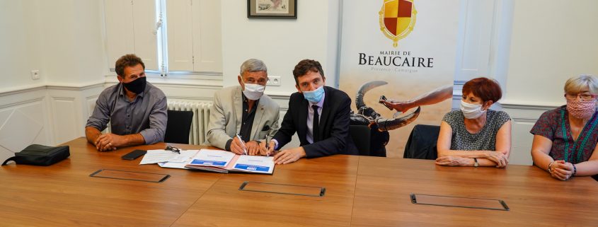 1-Beaucaire-Signature-Charte-Ville-aidante-alzeimer-Julien-Sanchez.